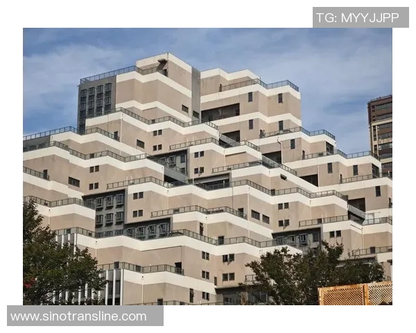 金字塔与高纳的对决：探讨两者在建筑美学与文化象征中的异同与影响